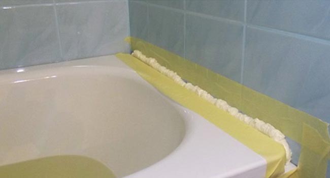 Чем заделать щель между стеной и ванной